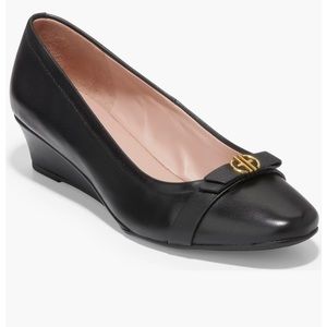 Cole Hann black ballet flat heels